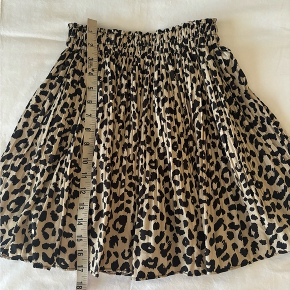 Cheetah print elastic waist mini skirt (no tags) fits like XS - Picture 5 of 5